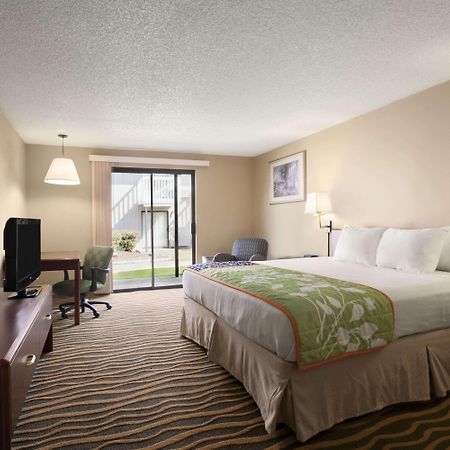 South Tacoma Suites Buitenkant foto