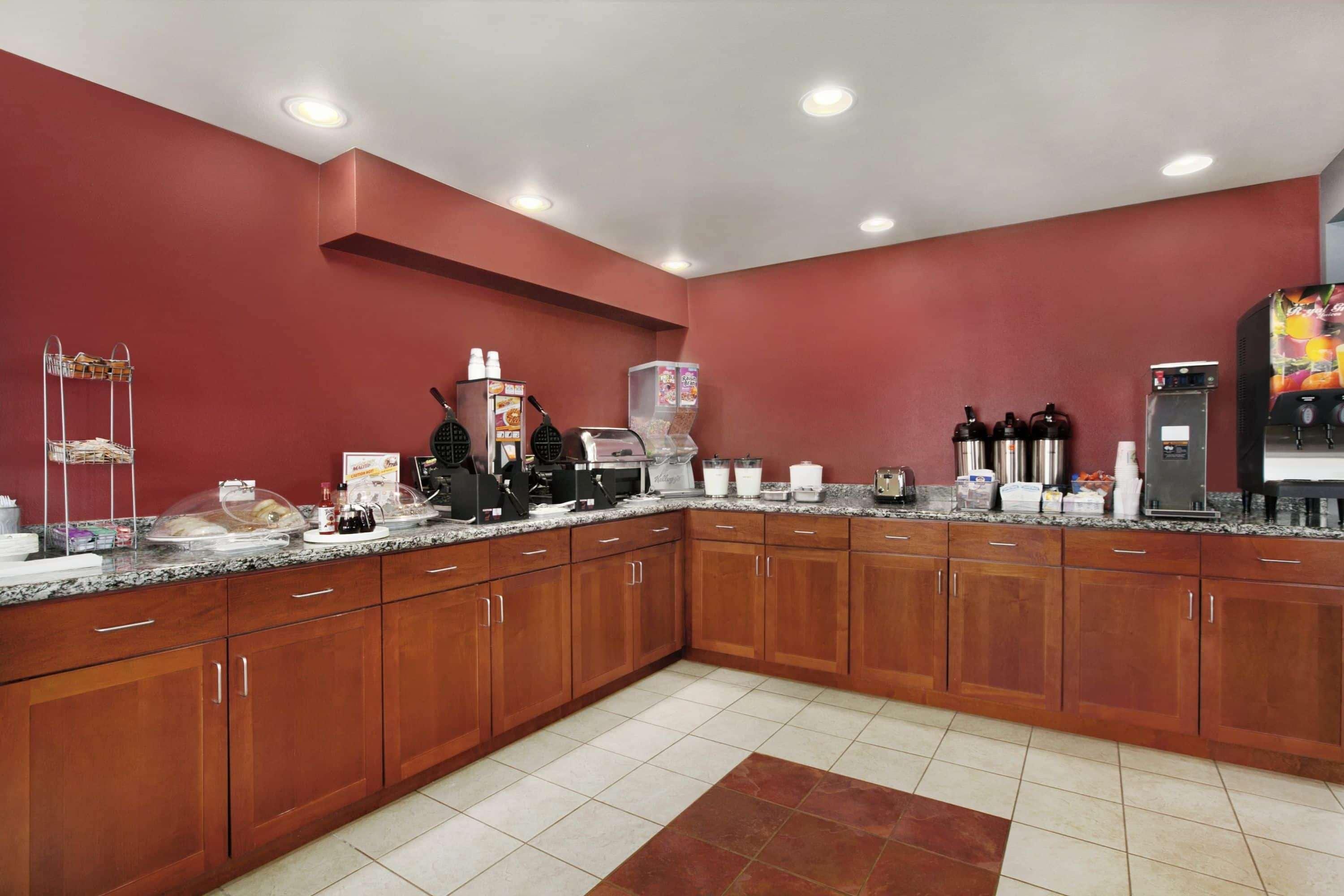 South Tacoma Suites Buitenkant foto